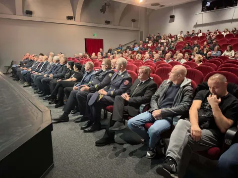 U Gradskom kazali&scaron;tu Joza Ivakić u Vinkovcima prikazan je dokumentarni film "Dom tehnike 1991. Borovo Naselje &ndash; Vukovar", posvećen poginulim, nestalim i umrlim hrvatskim braniteljima koji su sudjelovali u obrani toga položaja za Domovinskog rata.