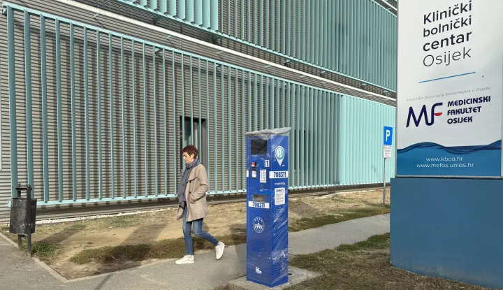 Osijek, 15. 10. 2026., Huttlerova ulica, KBC Osijek, automat za naplatu parkinga, parkirni automat, naplata parkinga, I. zona, SNIMIO BRUNO JOBST