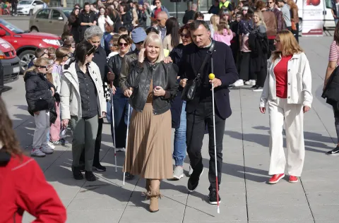 Osijek, 15. 10. 2026., Trg A. Starčevića, Međunarodni dan slijepih, Pro&scaron;etajmo zajedno, Romana Kovačević; Stojan BjelajacSNIMIO BRUNO JOBST