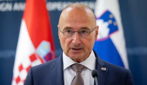 Ljubljana, 4.9.2026.- Hrvatski ministar vanjskih i europskih poslova Gordan Grli? Radman tijekom radnog posjeta Republici Sloveniji sastao se s ministrom vanjskih i europskih poslova Republike Slovenije Tonom Kajzerom. Na slici Gordan Grli? Radman tijekom zajedni?ke tiskovne konferencije. foto HINA/ STA/ Bor Slana/ ua