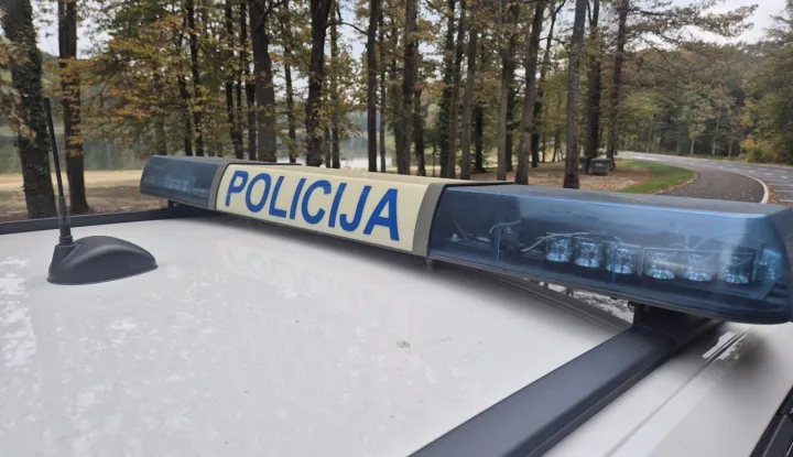 policija rotacijska svjetla &scaron;uma