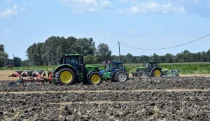 10.07.2026., Donja Bebrina - Udruga natjecatelja u oranju Brodsko-posavske zupanije, Ministarstvo poljoprivrede, sumarstva i ribarstva (Uprava za strucnu podrsku razvoju poljoprivrede) i Upravni odjel za gospodarstvo i poljoprivredu Brodsko-posavske zupanije, organizirali su 21. natjecanje oraca Brodsko-posavske zupanije. Natjecanje je odrzano uz prometnicu Trnjanski Kuti - Donja Bebrina u Opcini Klakar na parceli OPG-a domacina natjecanja Tomislava Blazevca iz Donje Bebrine. Pobjednici u kategoriji pluga ravnjaka i pluga premetnjaka stjecu pravo za sudjelovanje na 22. natjecanju oraca Republike Hrvatske koje ce se održati 31.07-01.08.2026. u Primorsko-goranskoj zupaniji. Photo: Ivica Galovic/PIXSELL