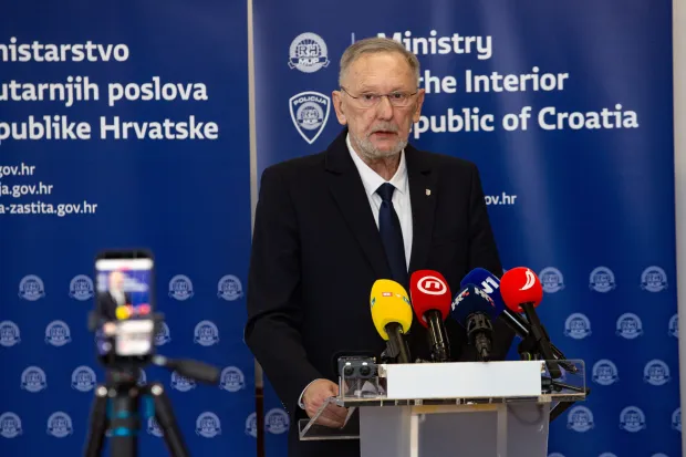 Zagreb, 14.10.2026.- Potpredsjednik Vlade i ministar unutarnjih poslova dr.&nbsp;sc. Davor Božinović održao je konferenciju za medije te će prije upućivanja u javno savjetovanje, predstaviti javnosti Nacrt Zakona o izmjenama i dopunama Zakona o sigurnosti prometa na cestama.Na fotografiji Davor Božinović.foto HINA/ Luka &Scaron;ANGULIN/ l&scaron;