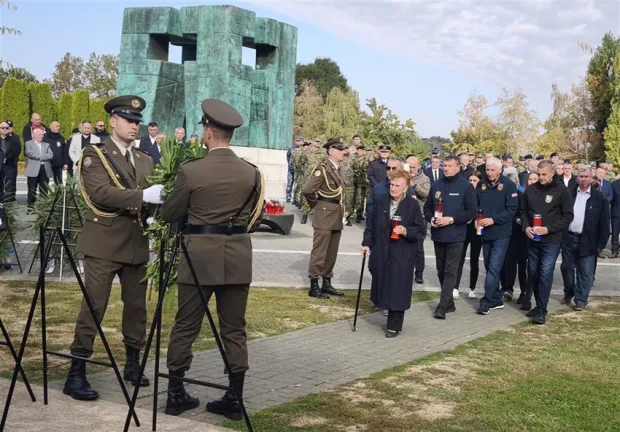 VUKOVARDržavni arhiv u Vukovaru, vukovarsko Veleučili&scaron;te "Lavoslav Ružička", Memorijalni centar Domovinskog rata, Ogranak Matice hrvatske i Slavonska udruga Hercegovaca "Blago Zadro", u povodu 35. obljetnice Vukovarske bitke i pogibije Blage Zadre, organizatori su dvodnevnog znanstveno-stručnog kolokvija "Blago Zadro &ndash; heroj u osvit slobode", posvećenog jednom od najistaknutijih zapovjednika obrane Vukovara i simbolu hrabrosti hrvatskih branitelja.2026.
