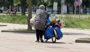 Osijek, 05. 05. 2026., umirovljenik; umirovljenica; starost; starica; siroma&scaron;tvo; egzistencija; rub egzistencije; skupljanje boca; preživljavanje; mirovina; mala mirovina; slobodnjak, slobodnjaciSNIMIO BRUNO JOBST