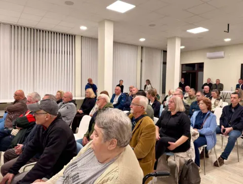 Ciklus tribina "Zajedno za bolje sutra" nastavljen je druženjem gradonačelnika Josipa Romića i njegovih suradnika s građanima u mjesnim odborima Lenije, Dvanaest redarstvenika i Lapovci, gdje su predstavljeni dosada&scaron;nji projekti, planirana ulaganja i odgovori na prijedloge građana.