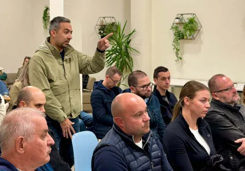 Ciklus tribina "Zajedno za bolje sutra" nastavljen je druženjem gradonačelnika Josipa Romića i njegovih suradnika s građanima u mjesnim odborima Lenije, Dvanaest redarstvenika i Lapovci, gdje su predstavljeni dosada&scaron;nji projekti, planirana ulaganja i odgovori na prijedloge građana.