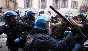 Anti-riot police clashes with demonstrators during an anti-government protest organized by the Italia in Piazza movement, at Piazza Duomo in Milan, on October 17, 2026. Inspired by recent protests in France and Spain, demonstrators are protesting against the rising cost of living, low wages, high rents and public service shortcomings, demanding better living and working conditions. (Photo by Piero CRUCIATTI/AFP)