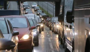 02.10.2018., Osijek, između 7.30 i 8.00 sati - najveće se gužve u prometu na slijedećim raskrižjima: Svačićeva - Vukovarska (pružni prijelaz), Trpimirova - Vukovarska, kružni tokovi nisu imali zastoja (nije snimljeno). Podvožnjak na Vinkovačkoj bio je prazan, zastoj je bio oko 3 minute od ulaska na kružni tok, desetak vozila a ovisio je o spretnosti vozača za ulazak. Gdje su kružni tokovi promet je bio u funkciji, problem semafori na raskrižjima Svačićeva - Vukovarska (vozila su bila do Divaltove i Trpimirova - Vukovarska. Na foto: Trpimirova-VukovarskaFoto: Željko &Scaron;epić/Glas Slavonije