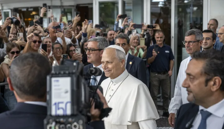 IPA89811687 - Italy, Rome, Vatican, October 17, 2026: Pope Leo XIV leaves the Gemelli University Hospital in Rome, four days after undergoing surgery to remove a cancerous tumor from his right lung. Photo by ALESSIA GIULIANI /Catholic Press Photo Photo: VATICAN MEDIA/Catholic Press Photo/IPA
