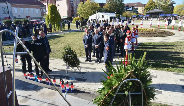 NA&Scaron;ICE, 17. 10. 2026.brigada2.jpg - Polaganja vijenaca na sredi&scaron;njem trgu