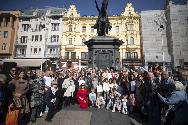 Zagreb, 18.10.2026 - Svečano obilježavanje Dana kravate pod pokroviteljstvom Hrvatskoga sabora i u organizaciji ustanove Academia Cravatica. Svečanost je započela s postrojavanjem i pregledom stroja i oružja i smjenom straže Kravat pukovnije. Jednako tako, ovom prigodom kao tradicionalna, igrana scena vezanja kravate na otvorenom po uzoru na dolazak hrvatskih konjanika na kraljevski dvor Luja XIV u Versaillesu koju su izveli glumački par Vedran Mlikota i Anica Kovačević. Nakon ove scene, obavijeno je vezanje kravate na spomeniku banu Jelačiću, te prema ustaljenoj praksi na spomenik predsjedniku dr. Franji Tuđmanu te drugim povijesnim spomenicima na trgovima u sredi&scaron;tu Zagreba. foto HINA/ Daniel KASAP/ dk 