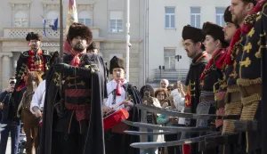 Zagreb, 18.10.2026 - Svečano obilježavanje Dana kravate pod pokroviteljstvom Hrvatskoga sabora i u organizaciji ustanove Academia Cravatica. Svečanost je započela s postrojavanjem i pregledom stroja i oružja i smjenom straže Kravat pukovnije. Jednako tako, ovom prigodom kao tradicionalna, igrana scena vezanja kravate na otvorenom po uzoru na dolazak hrvatskih konjanika na kraljevski dvor Luja XIV u Versaillesu koju su izveli glumački par Vedran Mlikota i Anica Kovačević. Nakon ove scene, obavijeno je vezanje kravate na spomeniku banu Jelačiću, te prema ustaljenoj praksi na spomenik predsjedniku dr. Franji Tuđmanu te drugim povijesnim spomenicima na trgovima u sredi&scaron;tu Zagreba. foto HINA/ Daniel KASAP/ dk 
