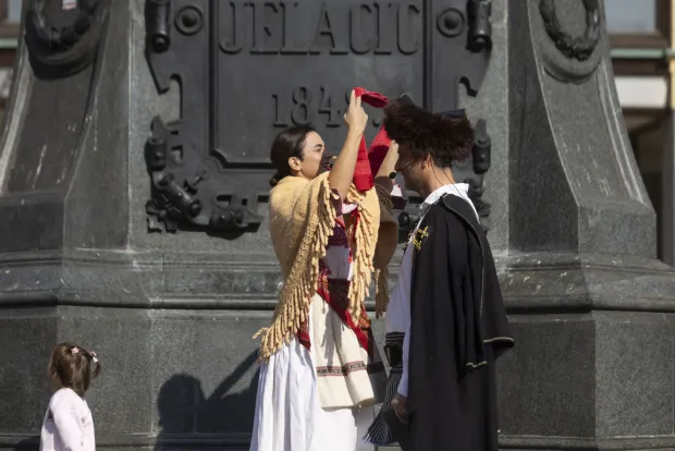 Zagreb, 18.10.2026 - Svečano obilježavanje Dana kravate pod pokroviteljstvom Hrvatskoga sabora i u organizaciji ustanove Academia Cravatica. Svečanost je započela s postrojavanjem i pregledom stroja i oružja i smjenom straže Kravat pukovnije. Jednako tako, ovom prigodom kao tradicionalna, igrana scena vezanja kravate na otvorenom po uzoru na dolazak hrvatskih konjanika na kraljevski dvor Luja XIV u Versaillesu koju su izveli glumački par Vedran Mlikota i Anica Kovačević. Nakon ove scene, obavijeno je vezanje kravate na spomeniku banu Jelačiću, te prema ustaljenoj praksi na spomenik predsjedniku dr. Franji Tuđmanu te drugim povijesnim spomenicima na trgovima u sredi&scaron;tu Zagreba. foto HINA/ Daniel KASAP/ dk 