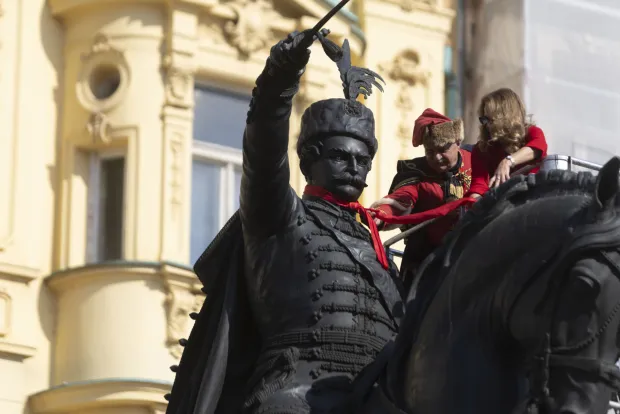 Zagreb, 18.10.2026 - Svečano obilježavanje Dana kravate pod pokroviteljstvom Hrvatskoga sabora i u organizaciji ustanove Academia Cravatica. Svečanost je započela s postrojavanjem i pregledom stroja i oružja i smjenom straže Kravat pukovnije. Jednako tako, ovom prigodom kao tradicionalna, igrana scena vezanja kravate na otvorenom po uzoru na dolazak hrvatskih konjanika na kraljevski dvor Luja XIV u Versaillesu koju su izveli glumački par Vedran Mlikota i Anica Kovačević. Nakon ove scene, obavijeno je vezanje kravate na spomeniku banu Jelačiću, te prema ustaljenoj praksi na spomenik predsjedniku dr. Franji Tuđmanu te drugim povijesnim spomenicima na trgovima u sredi&scaron;tu Zagreba. foto HINA/ Daniel KASAP/ dk 