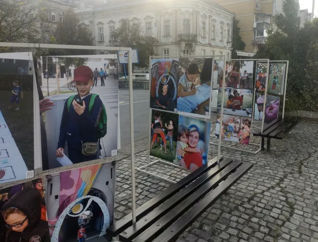 U sklopu događanja "Pronađi se &ndash; Grad koji pamti", Udruga Breza postavila je izložbu vi&scaron;e od 300 fotografija koje donose retrospektivu 22 godine Festivala Zemlja bez granica. 