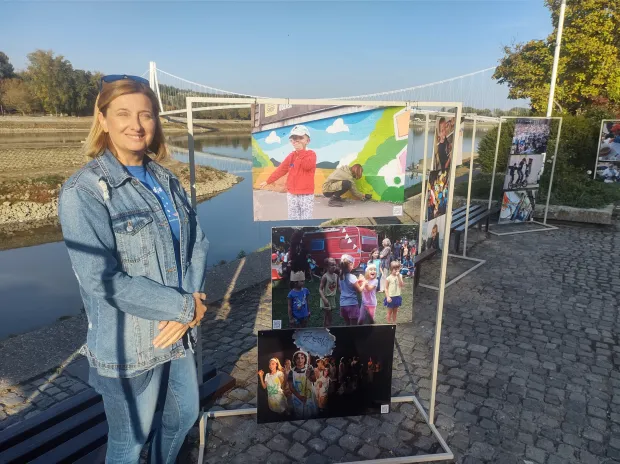 U sklopu događanja "Pronađi se &ndash; Grad koji pamti", Udruga Breza postavila je izložbu vi&scaron;e od 300 fotografija koje donose retrospektivu 22 godine Festivala Zemlja bez granica. Na slici Ivana &Scaron;ibalić iz Udruge Breza