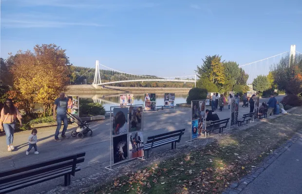 U sklopu događanja "Pronađi se &ndash; Grad koji pamti", Udruga Breza postavila je izložbu vi&scaron;e od 300 fotografija koje donose retrospektivu 22 godine Festivala Zemlja bez granica. 