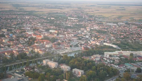 VINKOVCIStari Vinkovčani znaju, a i mladima je to sve poznatije, da je nedaleko od njihova grada mali aerodrom na koji mogu slijetati ultralaki i manji putnički zrakoplovi, a tu se može i pohađati &scaron;kola za pilote pod budnim okom iskusnog profesionalnog pilota Milana Mravinca, upravitelja Aerodroma Sopot i voditelja Zrakoplovne &scaron;kole pri Zrakoplovnom klubu Vrabac, osnovanom prije vi&scaron;e od tri desetljeća, o čemu govori monografija autora Ante Miljka, jednog od prvih vinkovačkih letača.2025.