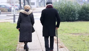 21.12.2023., Zagreb - Premijer Andrej Plenkovic najavio je da ce Vlada RH na danasnjoj sjednici donijeti odluku kojom ce isplatiti jos jedan paket potpore umirovljenicima, ovaj put svima s mirovinom do 840 eura. "Taj paket ce obuhvatiti oko 830000 umirovljenika, a ulozit cemo nesto malo vise od 70 milijuna eura", rekao je premijer u sredisnjem Dnevniku HTV-a. To ce, dodao je, biti moguce zahvaljujuci proracunskim ustedama u ovoj godini. Gruba racunica kaze da ce prosjecna bozicnica iznositi 85 eura. Photo: Patrik Macek/PIXSELL