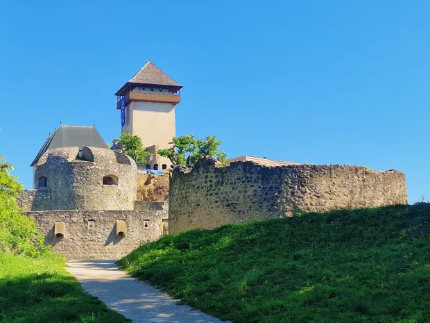 Trenčin: mali grad, velika pozornica