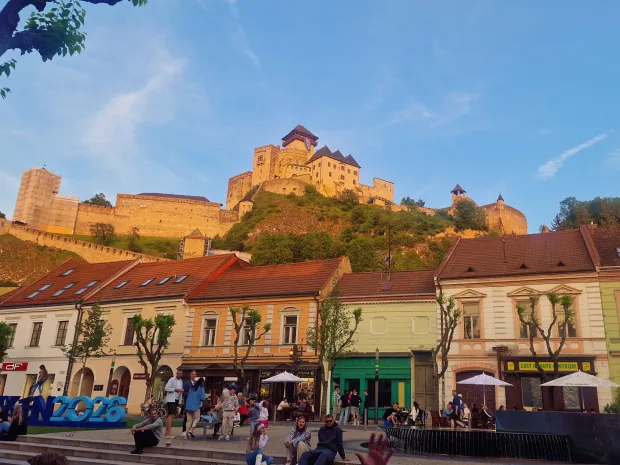 Trenčin: mali grad, velika pozornica