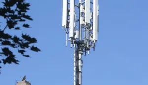 OSIJEK, 30. 06. 2016, JUG 2. OPATISKA ULICA, ZGRADA, ULAZI 29 I 31. TELE2 POSTAVIO JUČER ANTENU - REPETITOR NA ZGRADU. STANARI OKOLNIH ZGRADA SE BUNE...snimio GOJKO MITIĆ