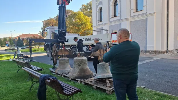 ORAHOVICA - LISTOPAD 2026. - Župnik Ivica &Scaron;oh uz stara zvona koja su skinuta s crkvenog tornjaSNIMIO: VLADIMIR GRGURIĆ