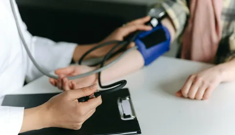 doktor pacijent zdravstvo pregled tlak