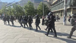 Beograd, 04.07.2025. - Jake policijske snaga spriječavale su u petak blokade na koje su pozvali studenti u Beogradu, Novom Sadu i Ni&scaron;u, a privedeno je ili uhićeno vi&scaron;e osoba, dok su tužiteljstva i sudovi pojačali dežurstva kako bi privedene žurno procesuirali zbog prekr&scaron;aja ili kaznenih djela. foto HINA/ FoNet/ Dejan JEREMIĆ/ tm