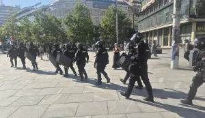 Beograd, 04.07.2025. - Jake policijske snaga spriječavale su u petak blokade na koje su pozvali studenti u Beogradu, Novom Sadu i Ni&scaron;u, a privedeno je ili uhićeno vi&scaron;e osoba, dok su tužiteljstva i sudovi pojačali dežurstva kako bi privedene žurno procesuirali zbog prekr&scaron;aja ili kaznenih djela. foto HINA/ FoNet/ Dejan JEREMIĆ/ tm