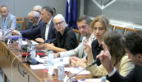 Zagreb,20.08.2026 -- Održana je 33. sjednica Odbora za za&scaron;titu okoli&scaron;a i prirode. Na sjednici je predložen zaključak kojim se Vlada Republike Hrvatske obvezuje odmah započeti trajnu sanaciju odlagali&scaron;ta opasnog otpada u Gospiću, osigurati stalni nadzor oneči&scaron;ćenja podzemnih voda i okoli&scaron;a te o poduzetim mjerama i nalazima izvje&scaron;tavati Hrvatski sabor.Na slici Hrvoje Zekanović,Ante Sanader,Željko Lacković i Du&scaron;ica Radojčić.Foto HINA/Tomislav Pavlek/tp