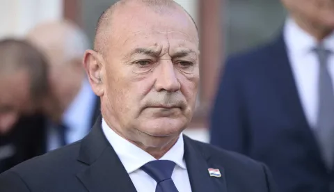 Zagreb, 07.10.2026. - Izaslanstvo Vlade položilo je lovorov vijenac ispred spomen-ploče na zgradi Vlade u povodu 35. obljetnice raketiranja Banskih dvora.Na fotografiji Tomo Medved.foto HINA/ Edvard &Scaron;U&Scaron;AK /es