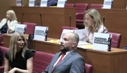Zagreb,20.08.2026 -- Hrvatski sabor započeo je dvodnevnu izvanrednu sjednicu koju je predsjednik Sabora Gordan Jandroković sazvao na zahtjev predsjednika Republike Zorana Milanovića zbog opasnog otpada nezakonito odloženog na području Gospića i Ličko-senjske županije i zabrinutosti zbog opasnosti za zdravlje ljudi i &scaron;tete za okoli&scaron;.Na slici Sabina Glasovac,Mirela Ahmetović i Sini&scaron;a Hajda&scaron; Dončić.Foto HINA/Tomislav Pavlek/tp