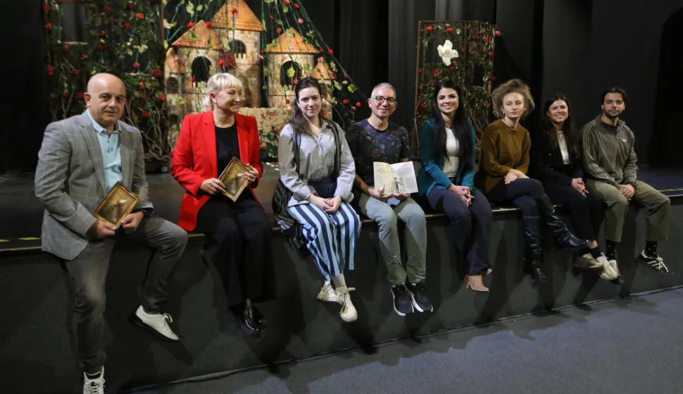Osijek, 22. 10. 2026, Dječje kazali&scaron;te Branka Mihaljevića, - konferencija za novinare u povodu premijere predstave "Trnoružica". Dražen Alerić, Tatjana Grganović, Mina Petrić, Sa&scaron;a Latinović, Iva Romić, Tena Milić Ljubić, Ivana Vukićević i Grgur Grgić.snimio GOJKO MITIĆ