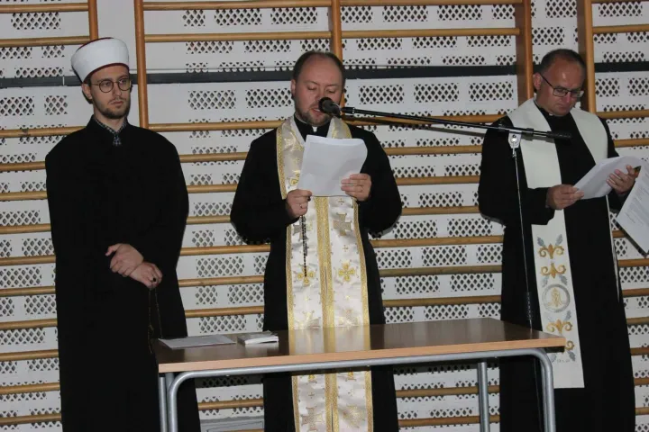 Molitva u gunjanskoj &scaron;kolifoto: &Scaron;kola Gunja