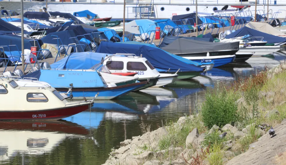 Osijek, 10. 08. 2'026, Zimska luka. Gotovo naukani brod Bijela lađa, i čamci u Zimskoj luci. Ekstremno nizak vodostaj na rijeci Dravi, gotovo svakodnevno se obaraju povjesni rekordi....slobdonjak, ilustracija.snimio GOJKO MITIĆ