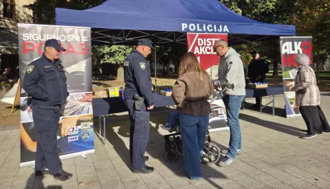 VINKOVCIKako bi istaknuli opasnosti i uzroke zbog kojih se na prometnicama događaju te&scaron;ke prometne nesreće, Policijska uprava vukovarsko-srijemska postavila je u pje&scaron;ačkoj zoni na Trgu bana &Scaron;okčevića infopunkt u povodu 7. Nacionalnog dana sigurnosti cestovnog prometa.