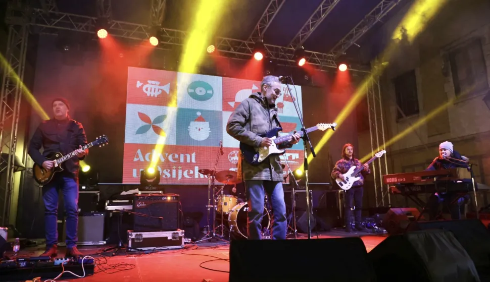 Osijek, 16., 12. 2023., Tvrdja; Advent; Songkillers; detalji; ljudi; sareniloSNIMIO BRUNO JOBST 