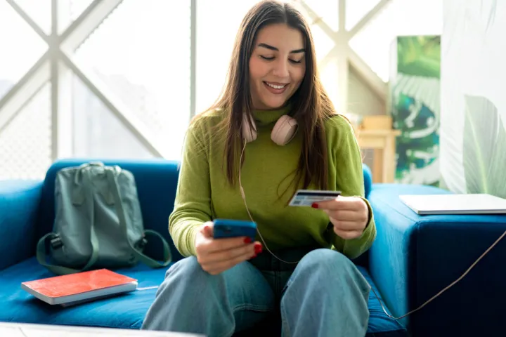 Novac je danas dostupniji no ikada: kupujemo u nekoliko klikova, plaćamo mobitelom, a savjeti o &scaron;tednji i ulaganju svakodnevno stižu putem dru&scaron;tvenih mreža. No koliko su financijske odluke doista promi&scaron;ljene, a koliko ih donosimo iz navike, pod utjecajem trenutnog impulsa ili zato &scaron;to je tako jednostavnije?