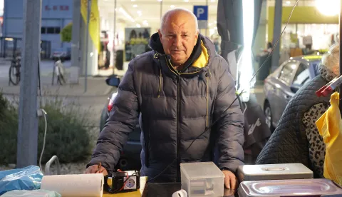 Osijek, 13. 10. 2026., parkirali&scaron;te Kauflanda, kestenjari, kestenje, jesen, prodavač kestenja, Teodor Ra&scaron;ićSNIMIO BRUNO JOBST