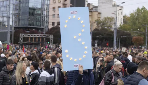 22.10.2026. Srbija, Beograd - Tisuće građana okupile su se na beogradskom Trgu Slavija i okolnim ulicama na zavr&scaron;nom predizbornom skupu Studentske liste, koja na nedjeljnim parlamentarnim izborima poku&scaron;ava prekinuti 14-godi&scaron;nju dominaciju Aleksandra Vučića i njegove Srpske napredne stranke. Photo: STRINGER/PIXSELL