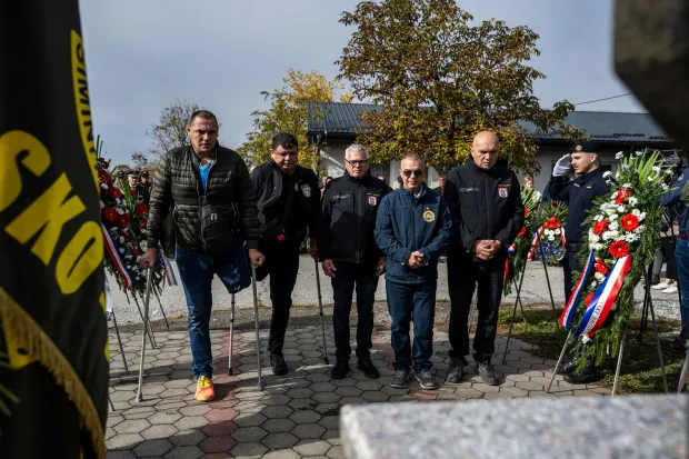 PODVINJEPolaganjem vijenaca kod spomen-obilježja u Podvinju u znak sjećanja na poginule pripadnike obilježena je 35. obljetnica osnutka Specijalne jedinice policije "&Scaron;imini anđeli pakla" Policijske uprave brodsko-posavske, postrojbe koja je svojim ratnim putem ostavila dubok trag u obrani Hrvatske.listopad 2026.