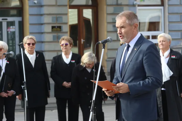 Osijek, 23. 10. 2026, Trg Ante Starčevića, Obilježavanje 70. godi&scaron;njice Mađarske revolucije, dizanje zastave s rupom. Saborski zastupnik Robert Jankovics i&nbsp;....snimio GOJKO MITIĆ