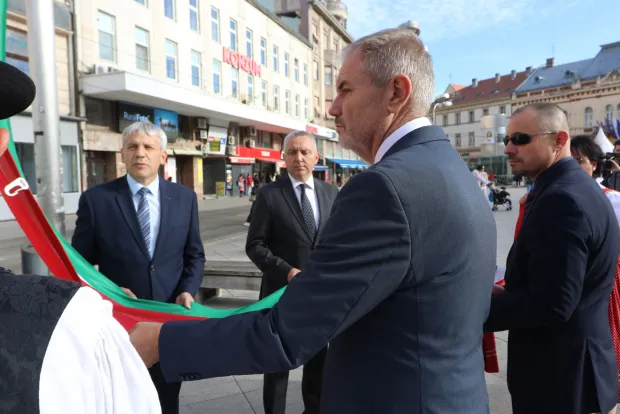Osijek, 23. 10. 2026, Trg Ante Starčevića, Obilježavanje 70. godi&scaron;njice Mađarske revolucije, dizanje zastave s rupom. Generalni konzul Mađarske, Janos Magdo, Marko Eljuga, saborski zastupnik Robert Jankovics i&nbsp;....snimio GOJKO MITIĆ