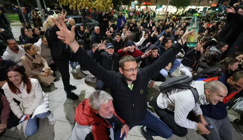 Užice, 25.10.2026. - Tisuće ljudi okupljaju se u nedjelju navečer na ulicama Beograda i drugih gradova Srbije proslavljajući pobjedu Studentske liste - studenti pobjeđuju na prijevremenim parlamentarnim izborima nakon &scaron;to je donedavni predsjednik Srbije Aleksandar Vučić priznao poraz svoje Srpske napredne stranke (SNS) koja je na vlasti bila od 2012. godine. Na fotografiji građani Užica proslavljaju pobjedu Studentske liste - studenti pobjeđuju. foto HINA/ BETAPHOTO/DRAGAN KARADAREVIC/ ml