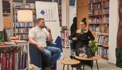 VUKOVARU Ogranku Borovo naselje Gradske knjižnice Vukovar predstavljena je autobiografska knjiga "Ja sam Alen" Alena Muhića, u sklopu programskog ciklusa "Između korica". Knjiga donosi osobnu priču o potrazi za identitetom, biolo&scaron;kim roditeljima i istinom, ali i o borbi za dostojanstvo i prava djece rođene kao posljedica ratnog zločina. listopad 2026.