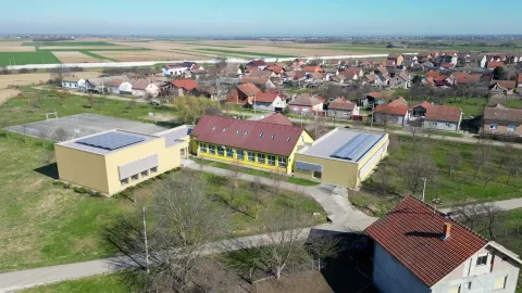 BR&Scaron;ADINUvođenjem izvođača u posao, i službeno su započeli radovi na dogradnji i rekonstrukciji O&Scaron; Br&scaron;adin te izgradnji &scaron;kolske sportske dvorane, investiciji vrijednoj 2,55 milijuna eura, kojom će se osigurati kvalitetniji uvjeti obrazovanja i omogućiti prelazak na jednosmjensku nastavu. Ovo je osmo &scaron;kolsko gradili&scaron;te, od ukupno njih 18, otvoreno u Vukovarsko-srijemskoj županiji u posljednjih godinu dana.vizuallistopad 2026.