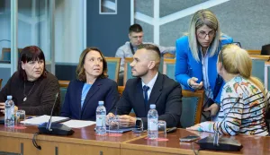 Zagreb, 27.10.2026. - U Saboru je održana tematska sjednica Odbora za zdravstvo i socijalnu politiku na temu "Organizacija i reforma sustava hitne medicinske službe u Republici Hrvatskoj". Na sjednici se raspravljalo o ključnim izazovima hitne medicine, usporedbi reformskih prijedloga Ministarstva zdravstva i strukovnih udruga te organizaciji skrbi na otocima, helikopterskom i pomorskom prijevozu i nedostatku zdravstvenog kadra.Na fotografiji Irena Hrstić.foto HINA/ Edvard &Scaron;U&Scaron;AK /es