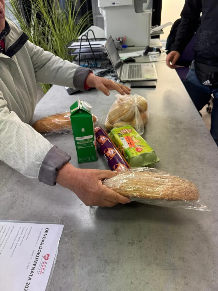 U Vukovaru se svakog jutra, mnogo prije nego &scaron;to većina građana započne svoj radni dan, odvija dobro uigrana i iznimno važna humanitarna operacija.
